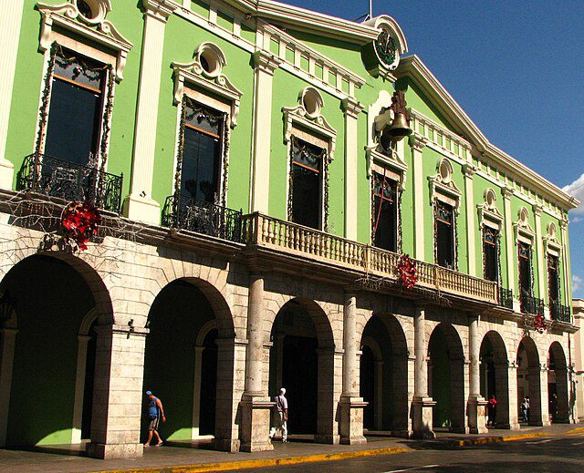 Palacio_de_Gobierno_in_green_-_Merida_Yuc_Mex